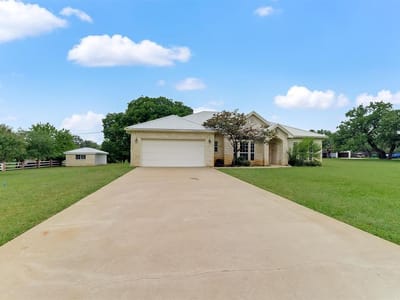 Living area at 416 Highland DR - 3 bed 2 bath home