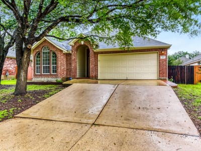 Living area at 421 Racetrack Dr - 3 bed 2 bath home