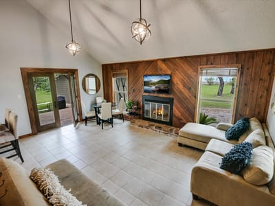 Living area at 424 Bedford DR - 3 bed 2 bath home