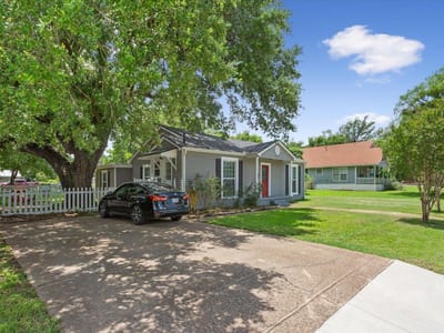 Living area at 425 E 13th Ave - 4 bed 3 bath home