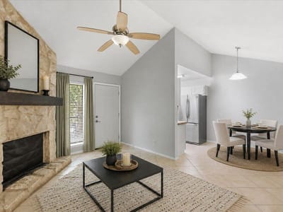Property photo 4 at 4307 S 1st ST Unit #206 - 1 bed 1 bath home