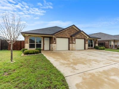 Living area at 4310 Hunters Place DR - Hunters Place, Killeen, TX
