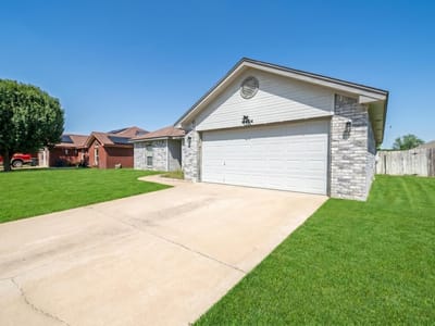 Living area at 4404 Captain DR - 3 bed 2 bath home