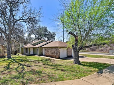Living area at 4407 Limewood Ct - Dorsett Oaks, Austin, TX