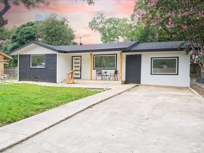 Living area at 443  Lockener Ave - 3 bed 1 bath home