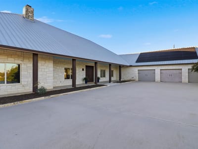Living area at 450 Threadgill Ranch RD - 3 bed 2 bath home