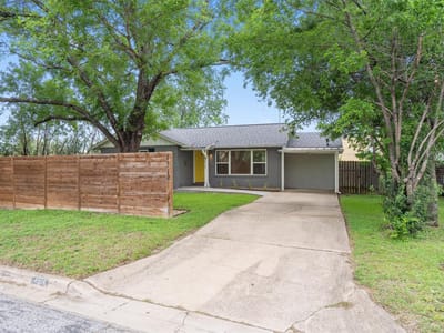 Living area at 4514 Highland Ter - 3 bed 1 bath home