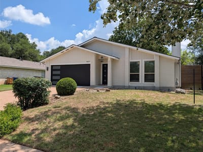 Living area at 4601 Tamarack TRL - 3 bed 2 bath home