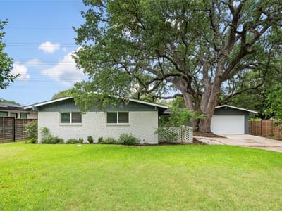 Living area at 4602 Frontier TRL - 3 bed 2 bath home