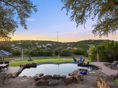 Property photo 2 at 4607 R O Dr - 7 bed 5 bath home