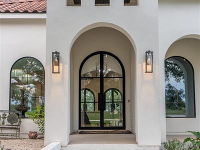 Living area at 4625 Boxwood BND - 6 bed 5 bath home