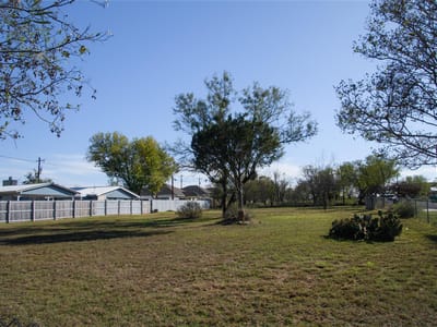 Living area at 464 Fir Ln - Yellowstone, Cottonwood Shores, TX