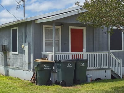 Living area at 468 W Washington (2 lots) ST - 3 bed 1 bath home