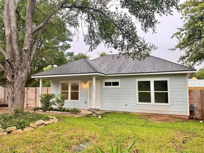 Living area at 4713 Santa Anna St - 6 bed 3 bath home