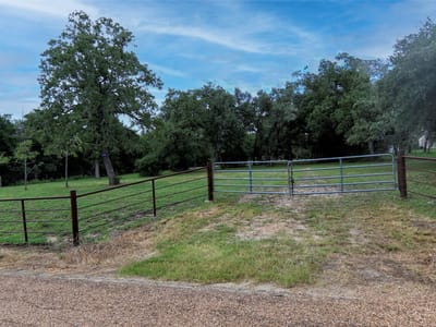 Living area at 4744 Freyburg Hall Rd - COUNSEL J S LG, Schulenburg, TX