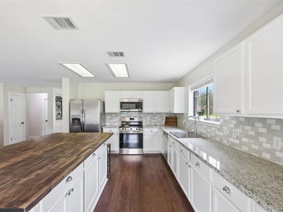 Bathroom at 485 Bella Vista CIR - 5 bed 3 bath home