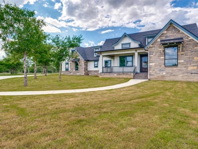 Living area at 485 Post Oak - 4 bed 3 bath home