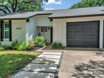 Living area at 4901 Powder River RD - 3 bed 2 bath home