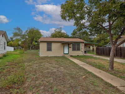 Photo 3 - 4906 Lynndale DR Photo 3 of 15 at 4906 Lynndale DR - 2 bed 1 bath home