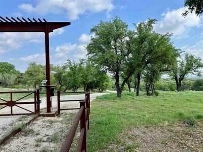 Living area at 5 Barlow Dr - Barlow Ranch Estates, Briggs, TX