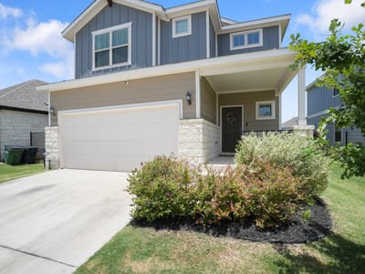 Living area at 500 Pickrell LOOP - 3 bed 2 bath home