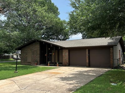 Living area at 5001 Creekline DR - 3 bed 1 bath home