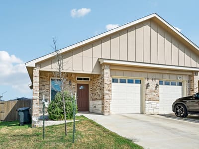 Photo 2 of 27 at 5007 Rose Garden LOOP - 3 bed 2 bath home