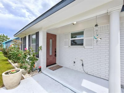 Living area at 502  Metcalfe St - 4 bed 2 bath home