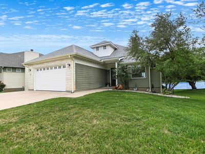 Living area at 503 Shorewood CIR - 3 bed 3 bath home