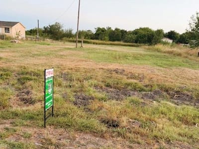 Property photo 5 at 503 W Brook ST - Montgomery Add, Bartlett, TX