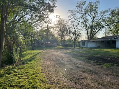 Living area at 504 Alva St - Oil City Add, Thrall, TX