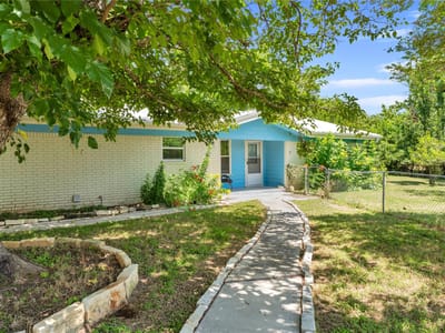 Living area at 505 Chisum TRL - 3 bed 2 bath home
