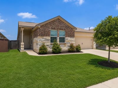Living area at 505 Golden Plains PKWY - 4 bed 2 bath home