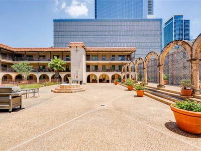 Living area at 505 W 7th ST Unit #102 - 2 bed 1 bath home