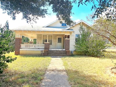 Living area at 507 Sloan St - NA, Taylor, TX