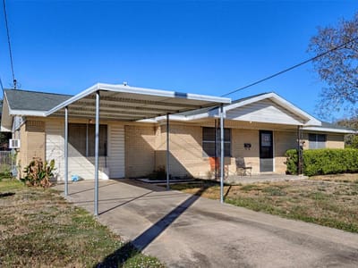 Living area at 507 South St - 3 bed 2 bath home
