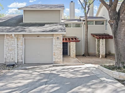 Living area at 512 Eberhart Ln Unit #1402 - 2 bed 1 bath home