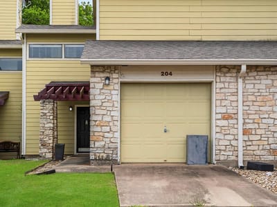 Living area at 512 Eberhart LN Unit #204 - 2 bed 1 bath home