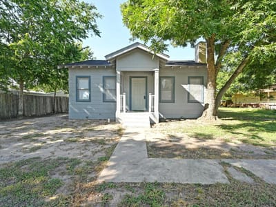 Living area at 513 San Marcos Highway - 2 bed 1 bath home