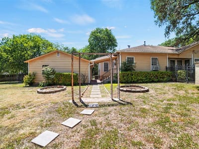 Primary bedroom at 514 S Main St - 3 bed 1 bath home