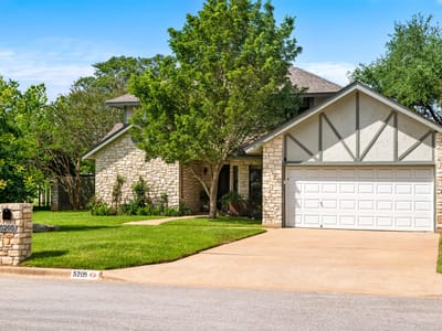 Living area at 5205 Wheeler Branch CIR - 3 bed 2 bath home