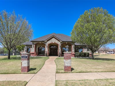 Living area at 5207 Driftwood CT - 5 bed 3 bath home