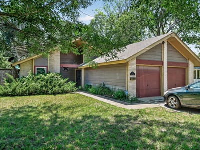 Living area at 5227 Meadow Creek DR - 3 bed 2 bath home