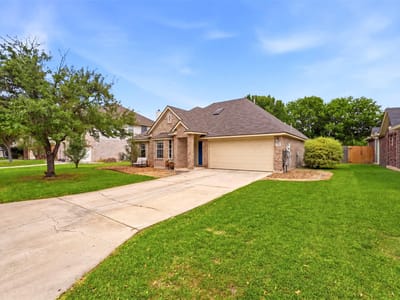 Living area at 523 Walnut Heights BLVD - 3 bed 2 bath home