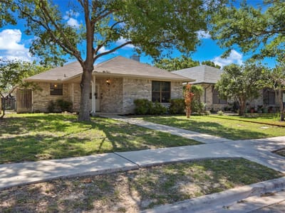 Living area at 526 Riverside DR - 2 bed 2 bath home