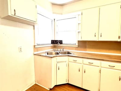 Primary bedroom at 528 E Milam St - 2 bed 1 bath home