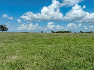 Living area at 5309 Tenney Creek RD - Deer Creek Sub, Luling, TX
