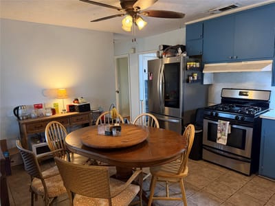 Living area at 531 E Houston ST - 2 bed 1 bath home