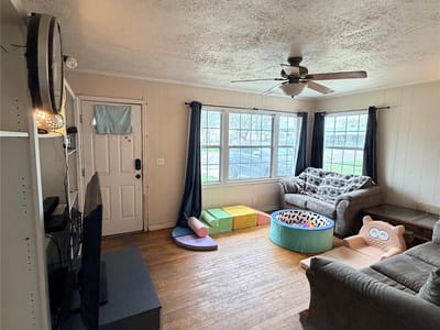 Primary bedroom at 531 E Houston ST - 2 bed 1 bath home