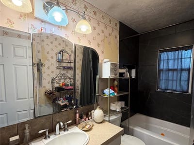 Bathroom at 531 E Houston ST - 2 bed 1 bath home